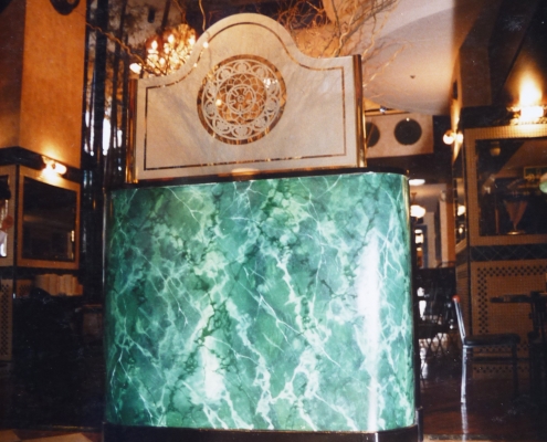 Faux marbre vert peint sur le poste d'accueil d'un restaurant / Japon - Alain Grand Peintre décorateur