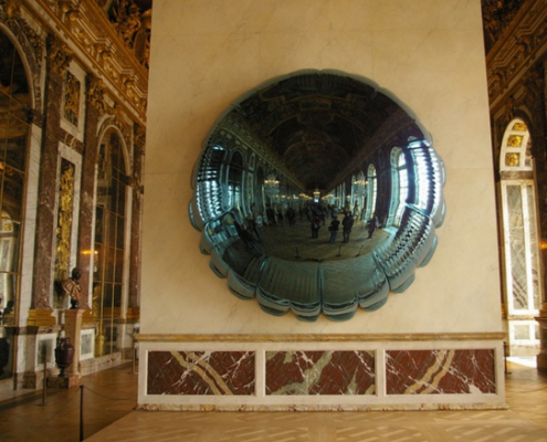 Mur de l'œuvre "Moon" peint en marbre blanc pour l'exposition Jeff Koons à Versailles / France - Alain Grand Peintre décorateur