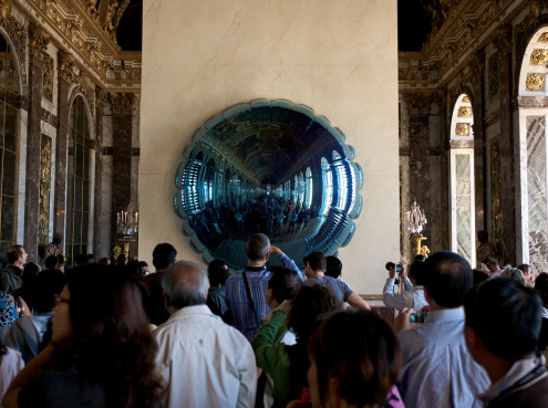 Le mur peint en marbre blanc au vernissage de l'exposition Jeff Koons à Versailles / France - Alain Grand Peintre décorateur