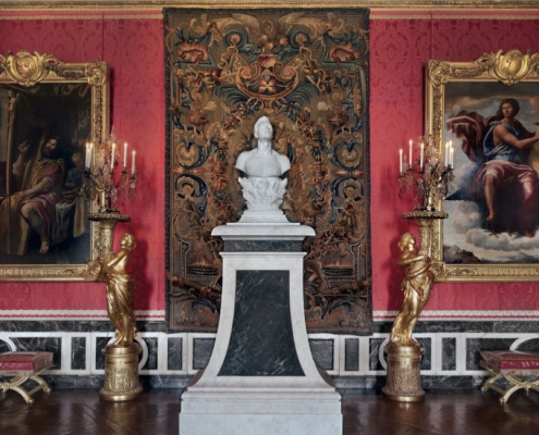 Stèle peinte (typique du palais) en faux marbre pour l'œuvre "Self portrait" de Jeff Koons à Versailles / France - Alain Grand Peintre décorateur
