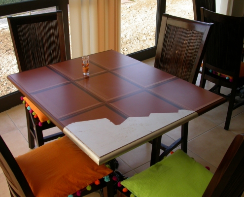 Tables en tablettes de chocolat dans une chocolaterie /France - Alain Grand Peintre décorateur