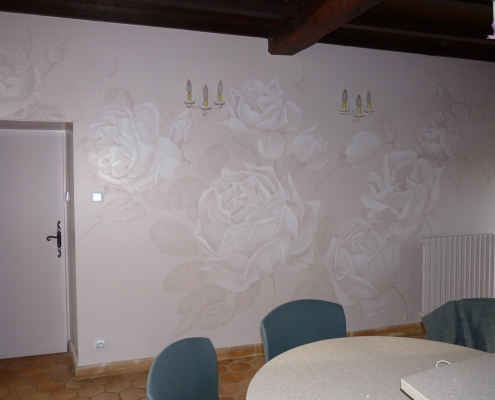 Grandes roses peintes en monochrome dans une cuisine / France - Alain Grand Peintre décorateur
